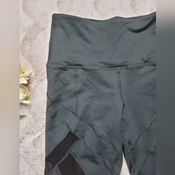 ✨️CL ViaMia Forest Green Black Mesh Accent Cropped Leggings Size S - Picture 4 of 14